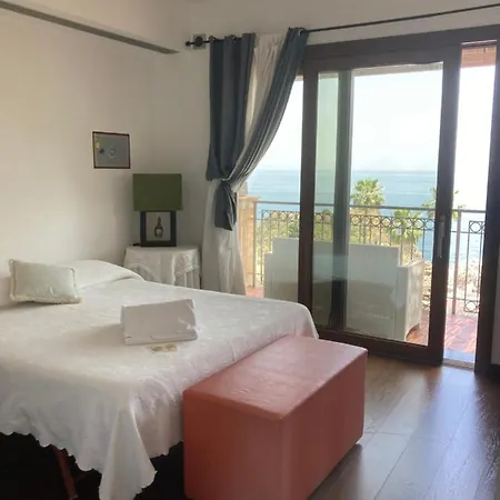 A Mari Feriehus Taormina